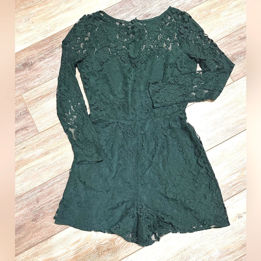 #11) like new BB Dakota gorgeous green lace romper. Excellent condition.